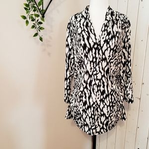 VINCE CAMUTO | FLATTERING DEEP  V-NECK PATTERN TOP